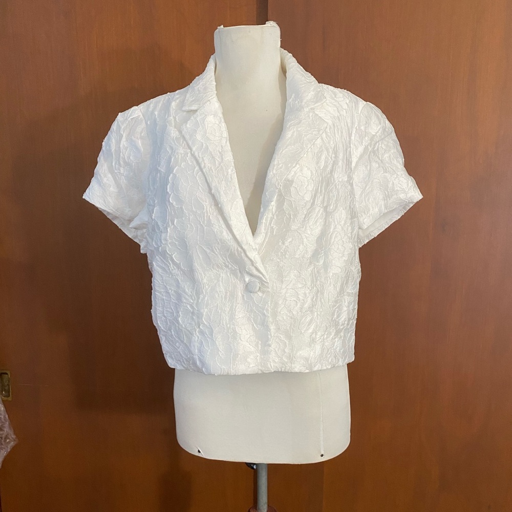 NWT Lulu’s white lace cropped blazer - Picture 3 of 5